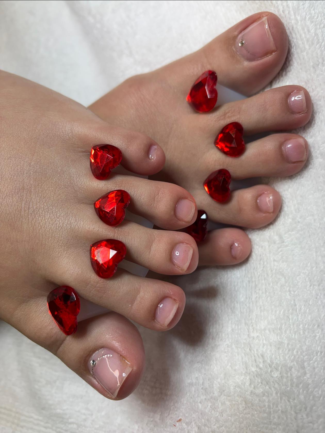 Pédicure cœurs rouges